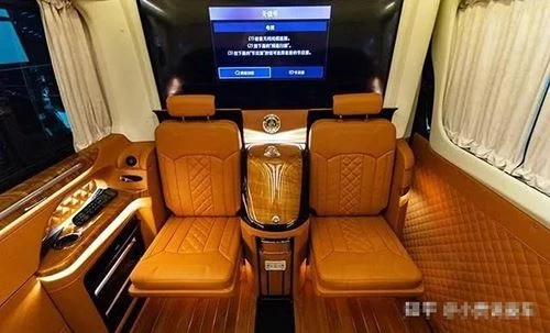 Mercedes-Benz Sprinter kilencüléses lakókocsi királyi belsővel