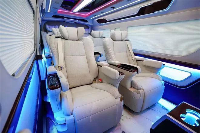 Kilencüléses Toyota Hiace belső fejlesztések, beleértve az üléseket, a kupola...