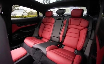 Porsche Taycan módosított fekete és piros bőr belső