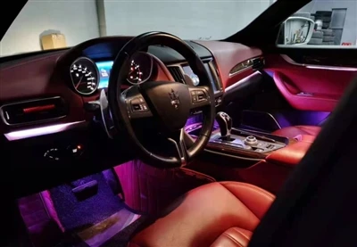 A Maserati Levante felújítja a 64-színes hangulatvilágítást, hogy gazdagítsa ...