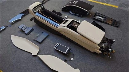 A luxusautó belső tartozékai alkalmasak a Mercedes-Benz S-osztályú W223 hátsó középső kartámasz alagútjához