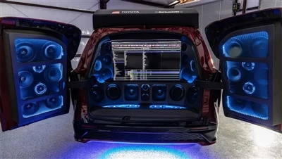 A módosított Toyota Sienna mobil mélynyomóvá változik