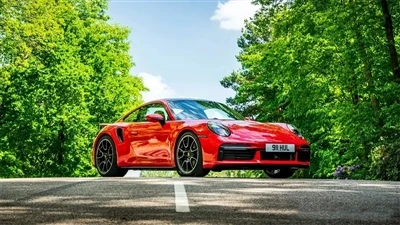 A Porsche 911 hibrid idén nyár elején debütál